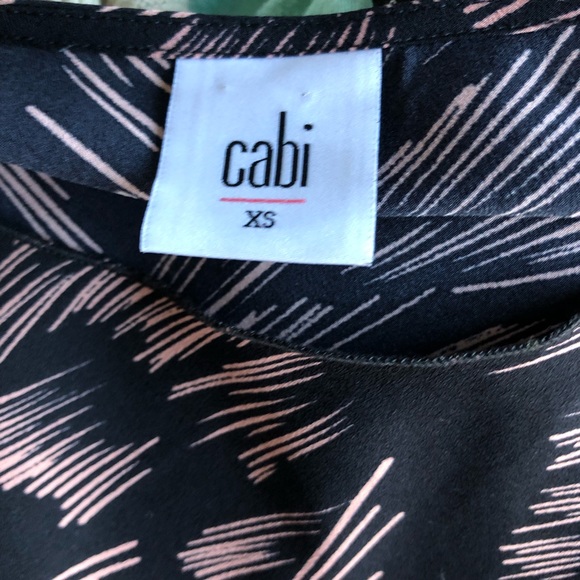 ✨2/$25 cabi Tate Printed Short Sleeve Black Top - Picture 7 of 9